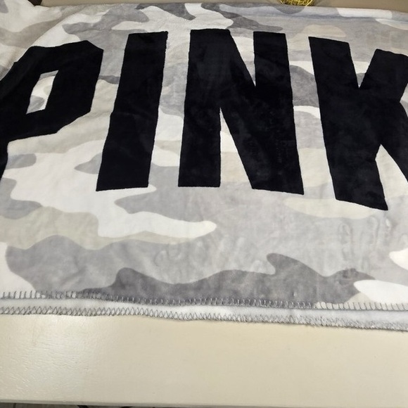 PINK Victoria’s Secret Camo Sherpa Fleece Blanket Gray White with Black Logo - Picture 2 of 3